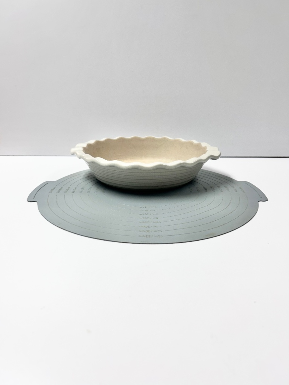 Pampered Chef Stoneware Deep Dish Pie Plate Silicone Baker's Mat Pastry Baking